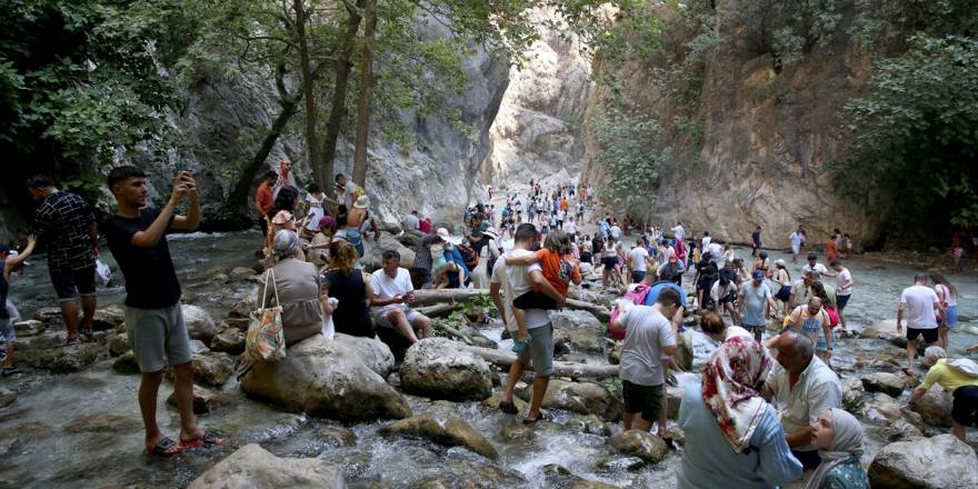 Muğla ile Antalya'yı ayıran Saklıkent Kanyonu, ziyaretçilerini seri