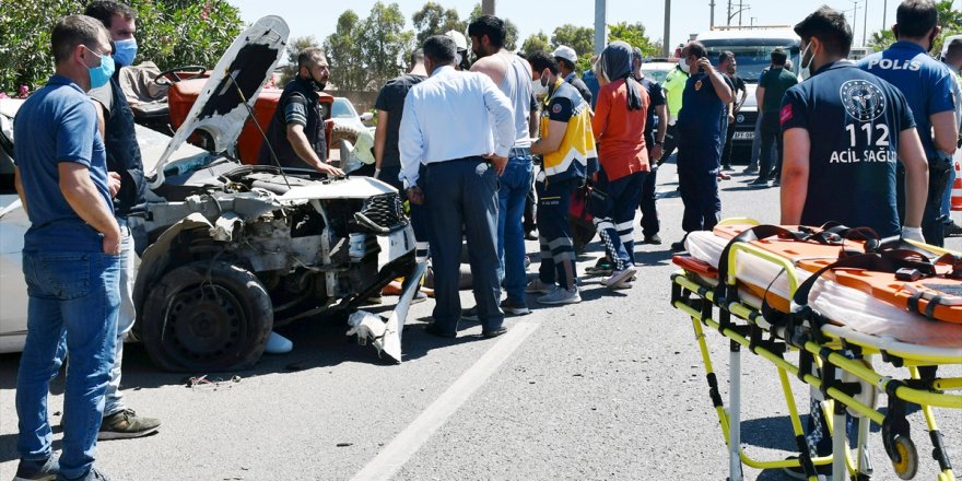 Manisa'da otomobil traktör römorkuna çarptı: 4 yaralı