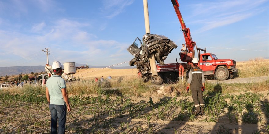 Denizli'de elektrik direğine çarpan cipteki 2 kişi hayatını kaybetti