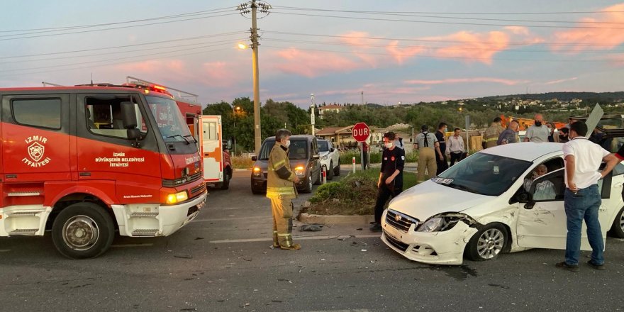 İzmir’de feci kazada can pazarı: Araçlarda sıkışan 3 kişi hastaneye kaldırıldı