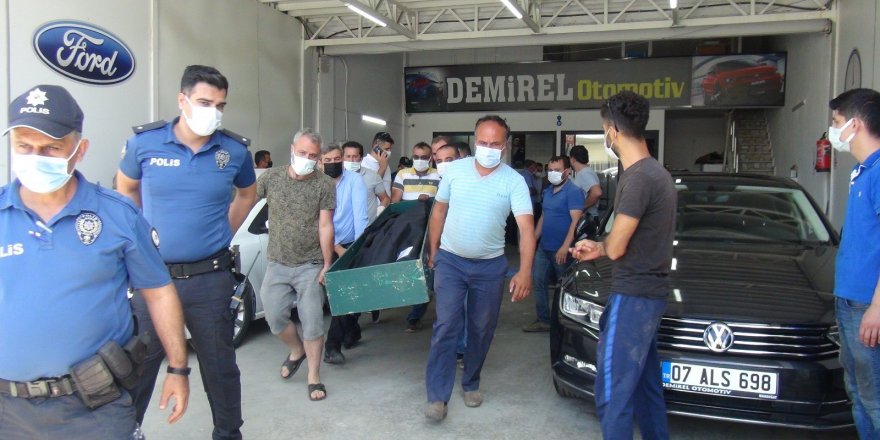 Oto galerici, iş yerinde asılı halde ölü bulundu