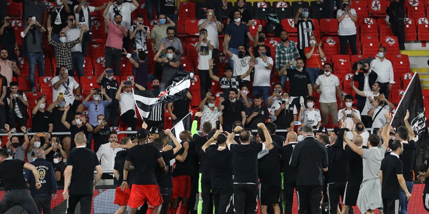 Beşiktaş 12 yıl sonra çifte kupayı müzesine götürdü