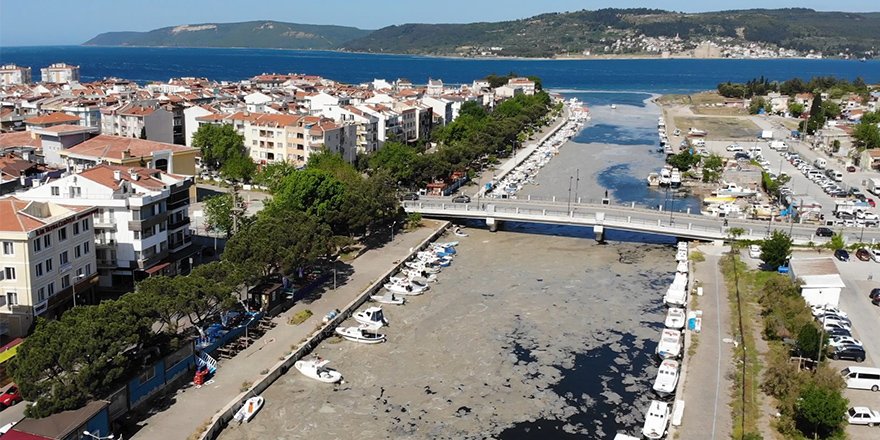 Çanakkale’yi ortadan ikiye bölen Sarıçay deniz salyasına teslim oldu