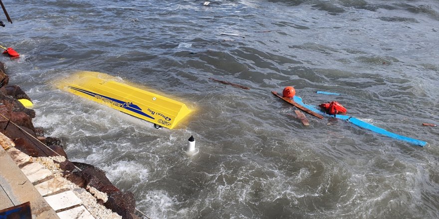 İzmir'in Dikili ilçesinde fırtına nedeniyle bazı balıkçı tekneleri battı