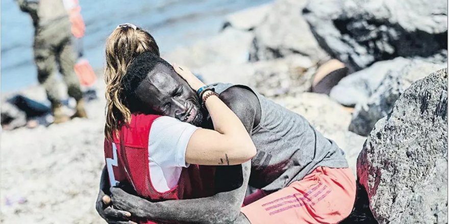 Ceuta'ya ulaşan sığınmacıya sarılan Kızıl Haç gönüllüsü, aşırı sağcı grupların hedefi oldu