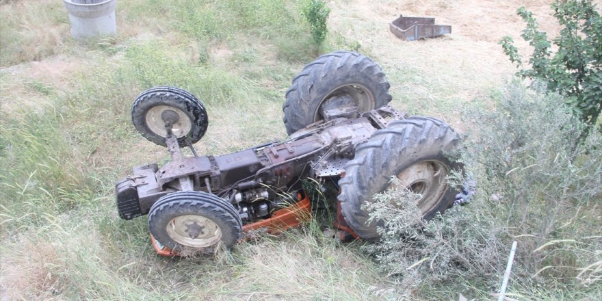 Manisa'da devrilen traktörün altında kalan sürücü hayatını kaybetti