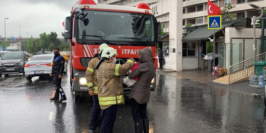 15 katlı binanın 4. katındaki yangında mahsur kalan anne ve çocuğu itfaiye kurtardı