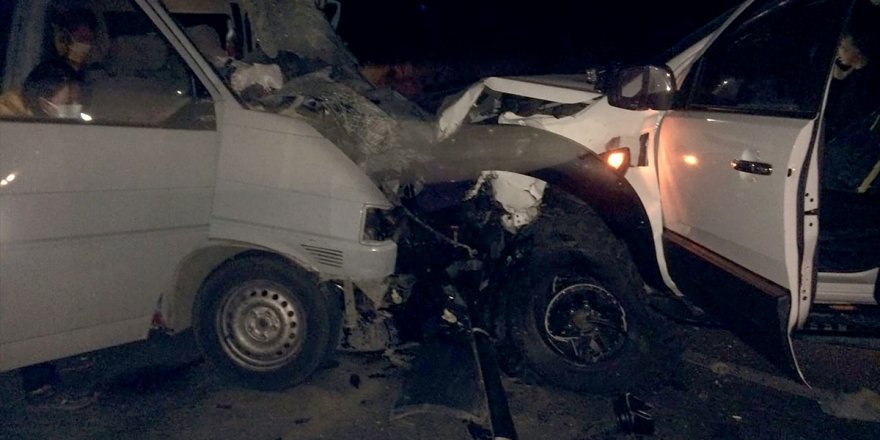 İzmir'de kamyonetle minibüsün çarpışması sonucu 2 kişi öldü, 3 kişi yaralandı