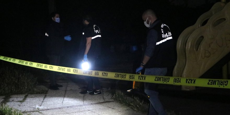İzmir'de parkta arkadaşı tarafından bıçakla ağır yaralanan kişi hastanede öldü