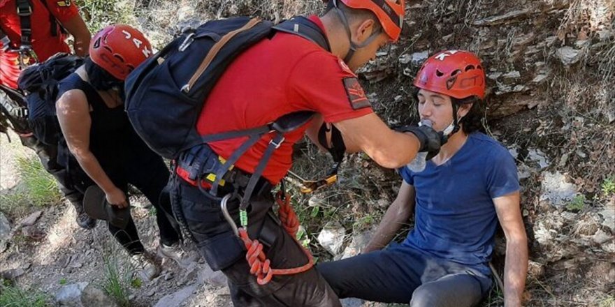 Fethiye'de kayalıklarda mahsur kalan 2 kişi kurtarıldı