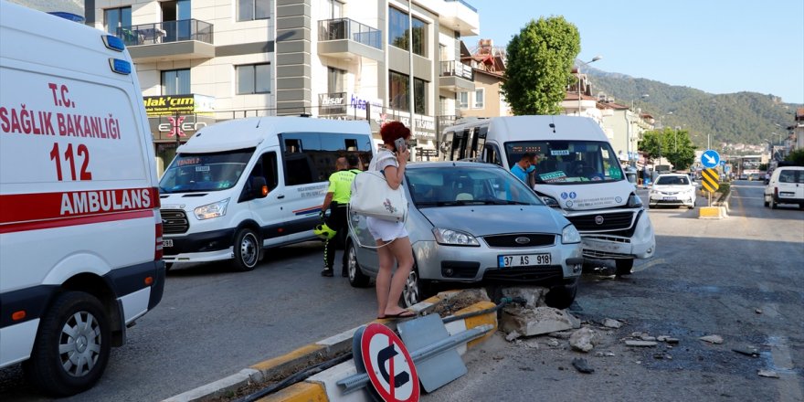 Muğla'da otomobil ile minibüs çarpıştı: 7 yaralı