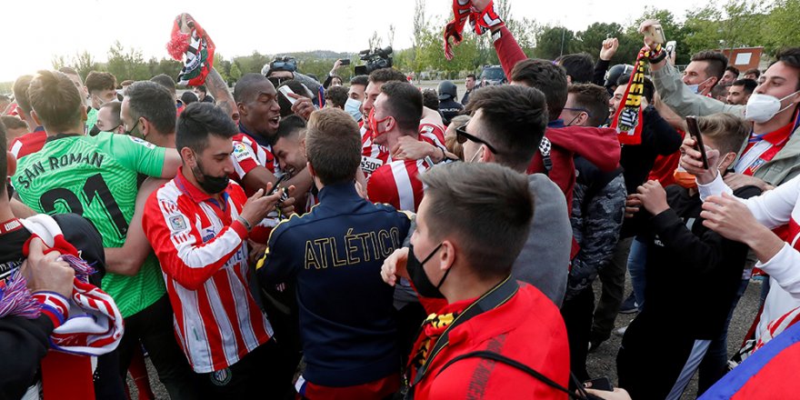 İspanya’da Atletico Madrid taraftarları Covid-19’u unuttu