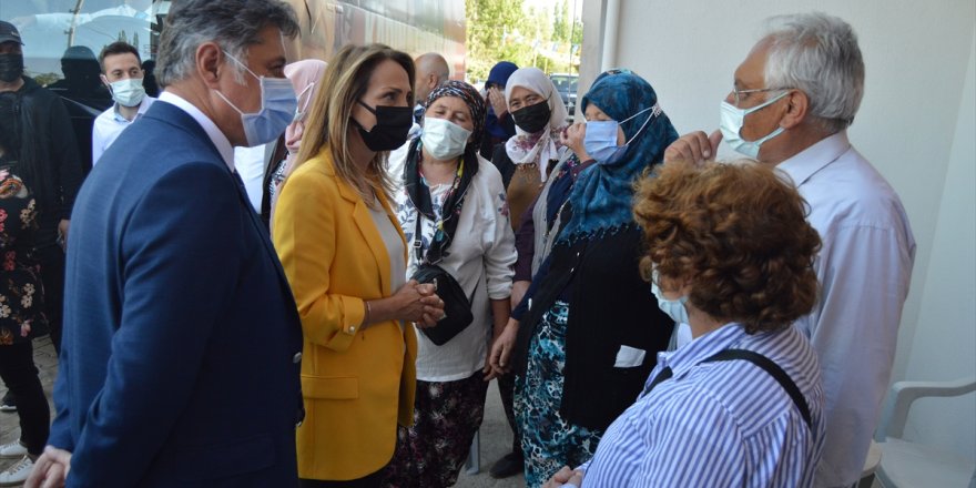 CHP Kadın Kolları Genel Başkanı Nazlıaka, Afyonkarahisar'ın Güney beldesindeki seçim çalışmalarına katıldı