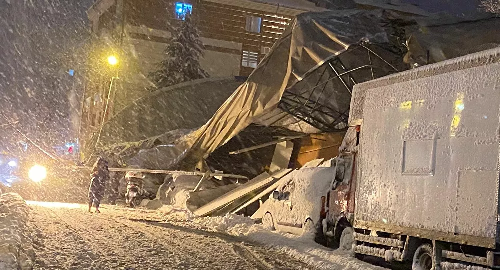 Eyüpsultan'da kapalı spor salonunun çatısı çöktü: 6 araç çatının altında kaldı