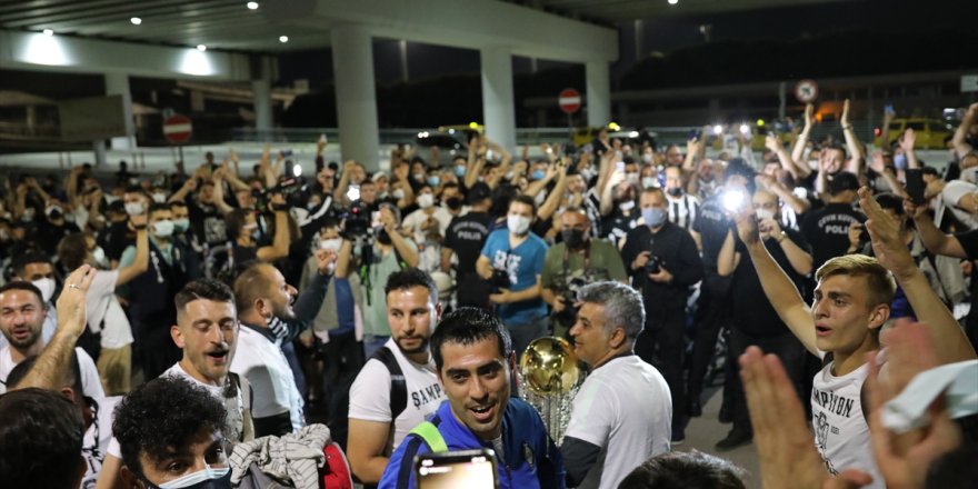 Süper Lig'e yükselen Altay'ı İzmir'de taraftarlar karşıladı