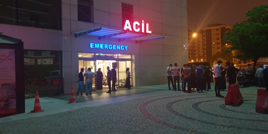 İzmir'de hastane önünde silahlı saldırı: 4 yaralı