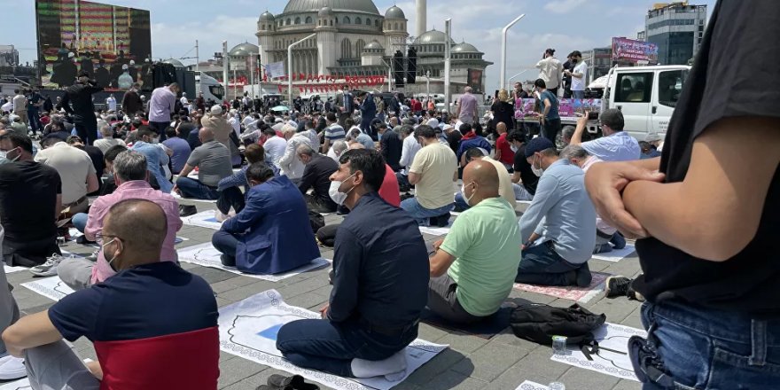 Taksim Camii, cuma namazıyla birlikte ibadete açıldı