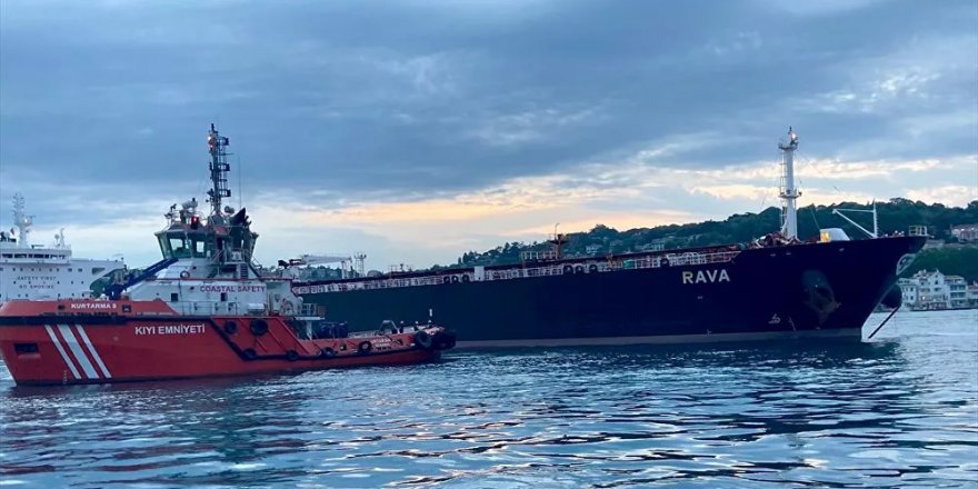 İstanbul Boğazı'nda petrol taşıyan tanker, kıyıya 300 metre kala durduruldu: Boğaz gemi trafiğine kapatıldı