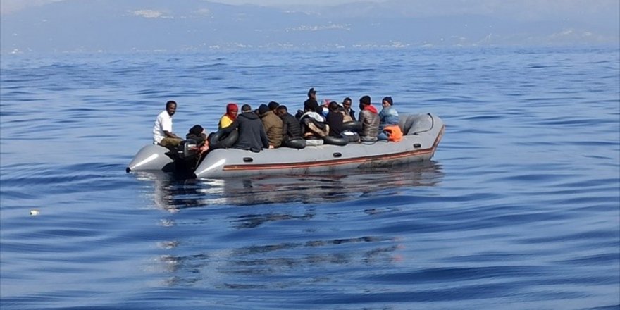 İzmir açıklarında Türk kara sularına itilen 24 sığınmacı kurtarıldı