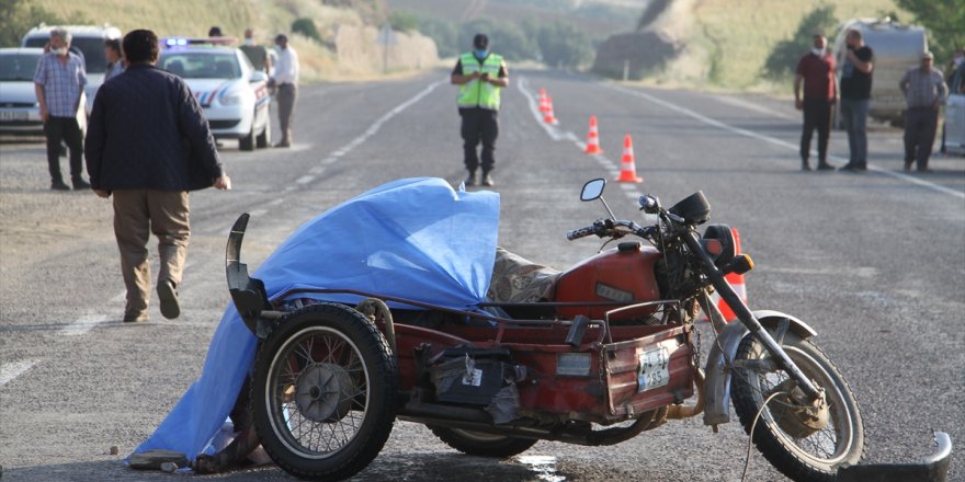 Manisa'da tırla çarpışan motosikletin sürücüsü öldü