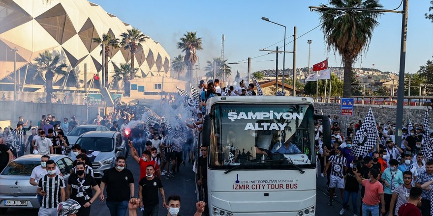 Süper Lig vizesi alan Altay İzmir'de şampiyonluğunu kutladı