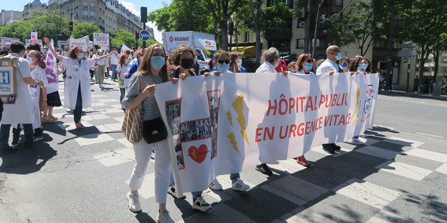 Fransa’da doktorlar ve sağlık personelinden hükümet karşıtı protesto