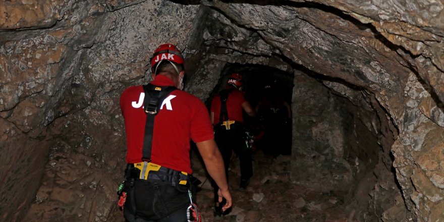 Muğla'da atıl durumdaki maden ocağında bulunan kuyuya düşen genç kurtarıldı