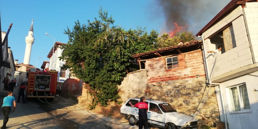 Denizli'de biri koruma altındaki 3 ahşap ev yandı