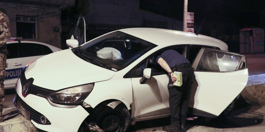 İzmir'de polisin "dur" ihtarına uymayan alkollü sürücü kaza yaptı