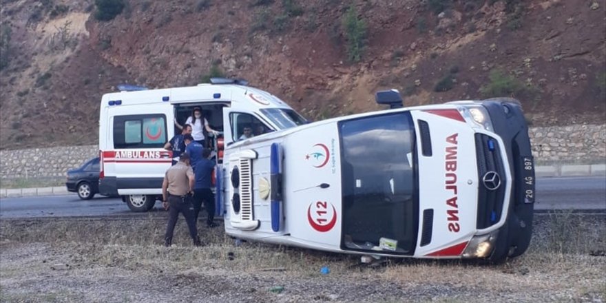 Denizli'de hasta taşıyan ambulans devrildi: 4 yaralı