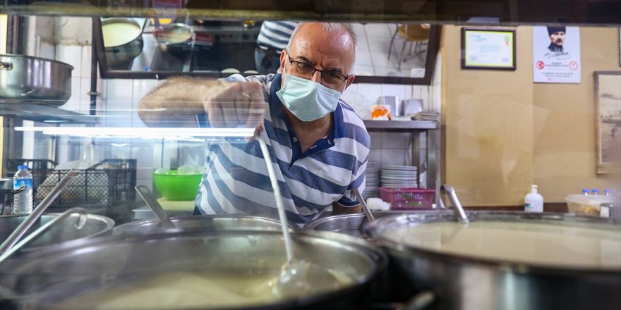 İzmir'de restoran ve kafeler kademeli normalleşme kapsamında müşteri kabul etmeye başladı