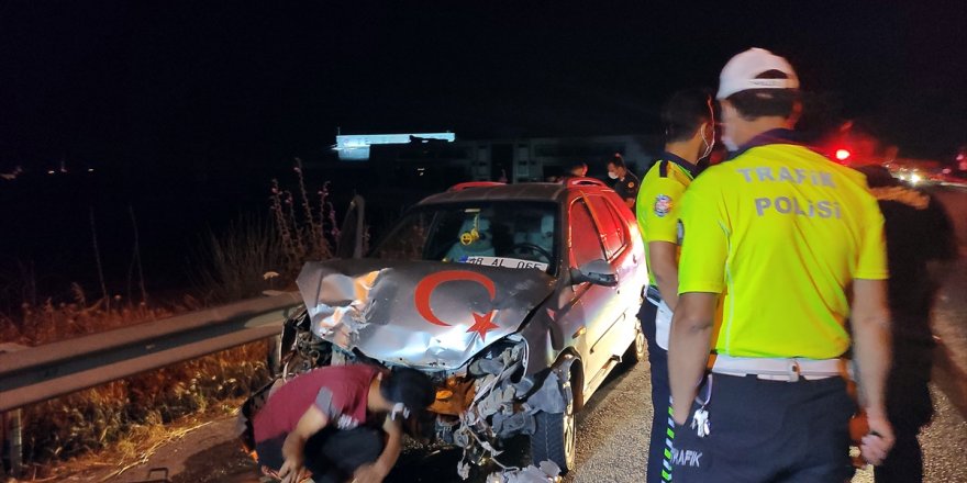 Aydın'da otomobil ile traktör çarpıştı: 3 yaralı
