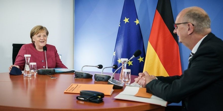 Merkel, Almanya’nın doğusu ile batısı arasındaki hayat koşullarını ele aldı