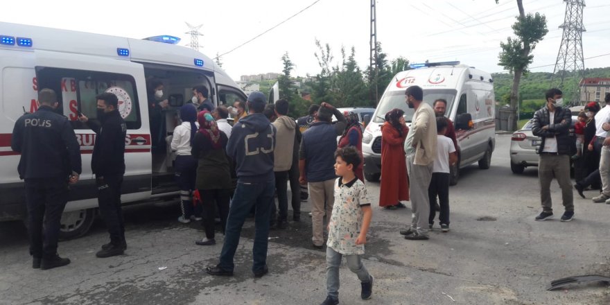 Arnavutköy’de freni boşalan minibüs inşaat iskelesine çarptı: 3 yaralı