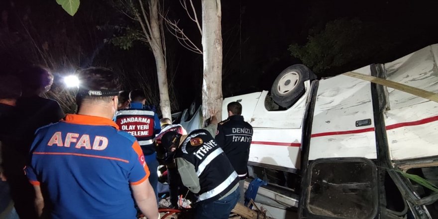 Denizli'de midibüsün park halindeki otomobile çarpması sonucu 3 kişi öldü, 5 kişi yaralandı