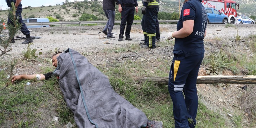 Kütahya'da minibüs Karayolları bakım aracına ve işçilere çarptı: 4 yaralı