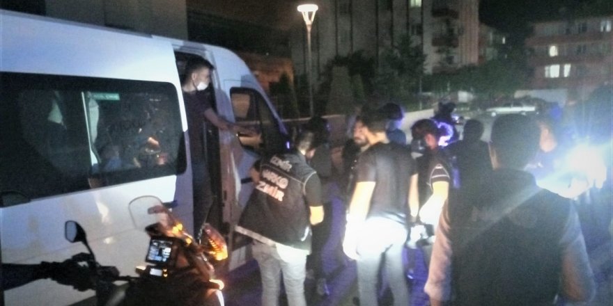 İzmir'de uyuşturucu operasyonunda yakalanan 17 zanlıdan 9'u tutuklandı