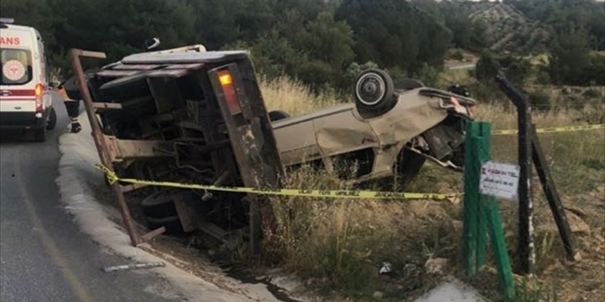 Manisa'da devrilen çekicinin sürücüsü hayatını kaybetti