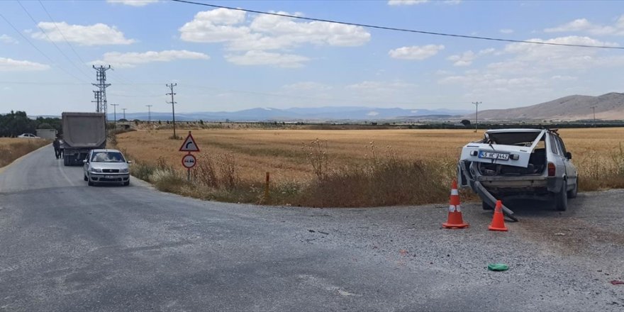 Manisa'da kamyon ile otomobilin çarpışması sonucu 3 kişi yaralandı