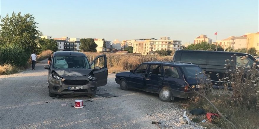 Manisa'da otomobil ile hafif ticari araç çarpıştı: 4'ü çocuk, 8 yaralı