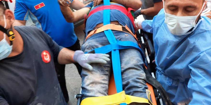 İzmir'de havalandırma boşluğuna düşerek yaralanan kişi itfaiye ekiplerince kurtarıldı