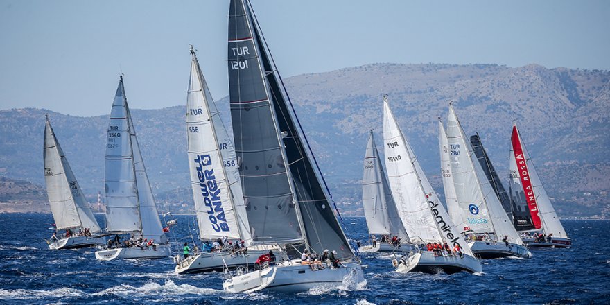 Çeşme'de yat yarışlarıyla "Yaza Merhaba" denildi