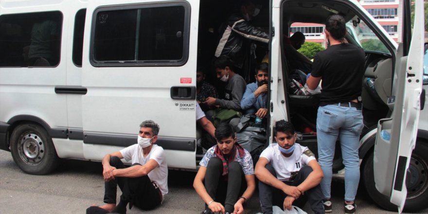 Muğla'da sürücüsü "dur" ihtarına uymayan minibüsten 34 düzensiz göçmen çıktı