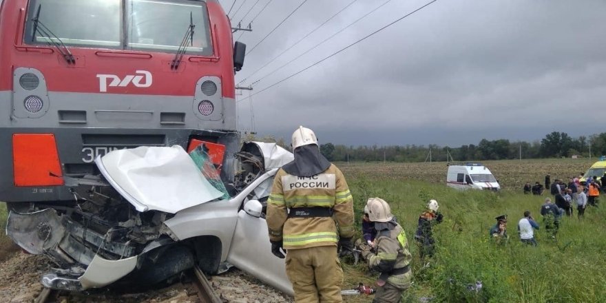 Rusya'da kırmızı ışığa aldırmayan cipi tren biçti: 2 ölü