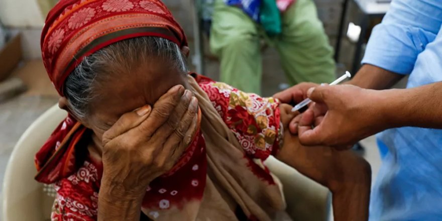 Pakistan'da Kovid-19 aşısı olmayı reddedenlerin cep telefonları bloke edilecek