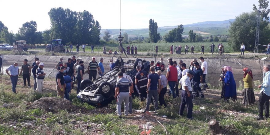 Amasya’da otomobil su kanalına düştü: Ekipler arama yapıyor