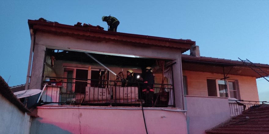 Manisa'da ocaktan sıçrayan kıvılcım evi yaktı