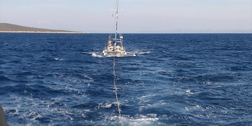 Bodrum'da denizde sürüklenen teknedeki 4 kişi kurtarıldı