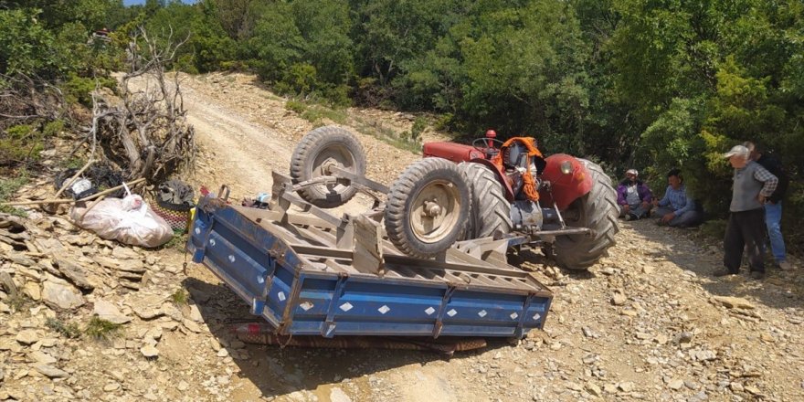 Afyonkarahisar'da traktör römorku devrildi: 4 yaralı