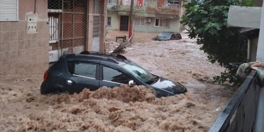 İzmir'de sağanak su baskınlarına neden oldu